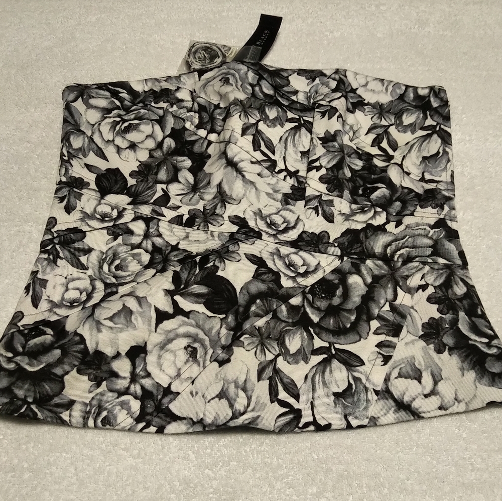 BRAND NEW White House Black Market Bustier Black & White  Flower Pattern- Size 6